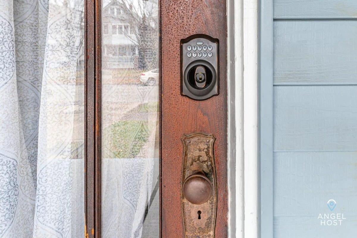 Beautifully Remodeled Duplex Apt In West Blvd Cleveland Exterior photo