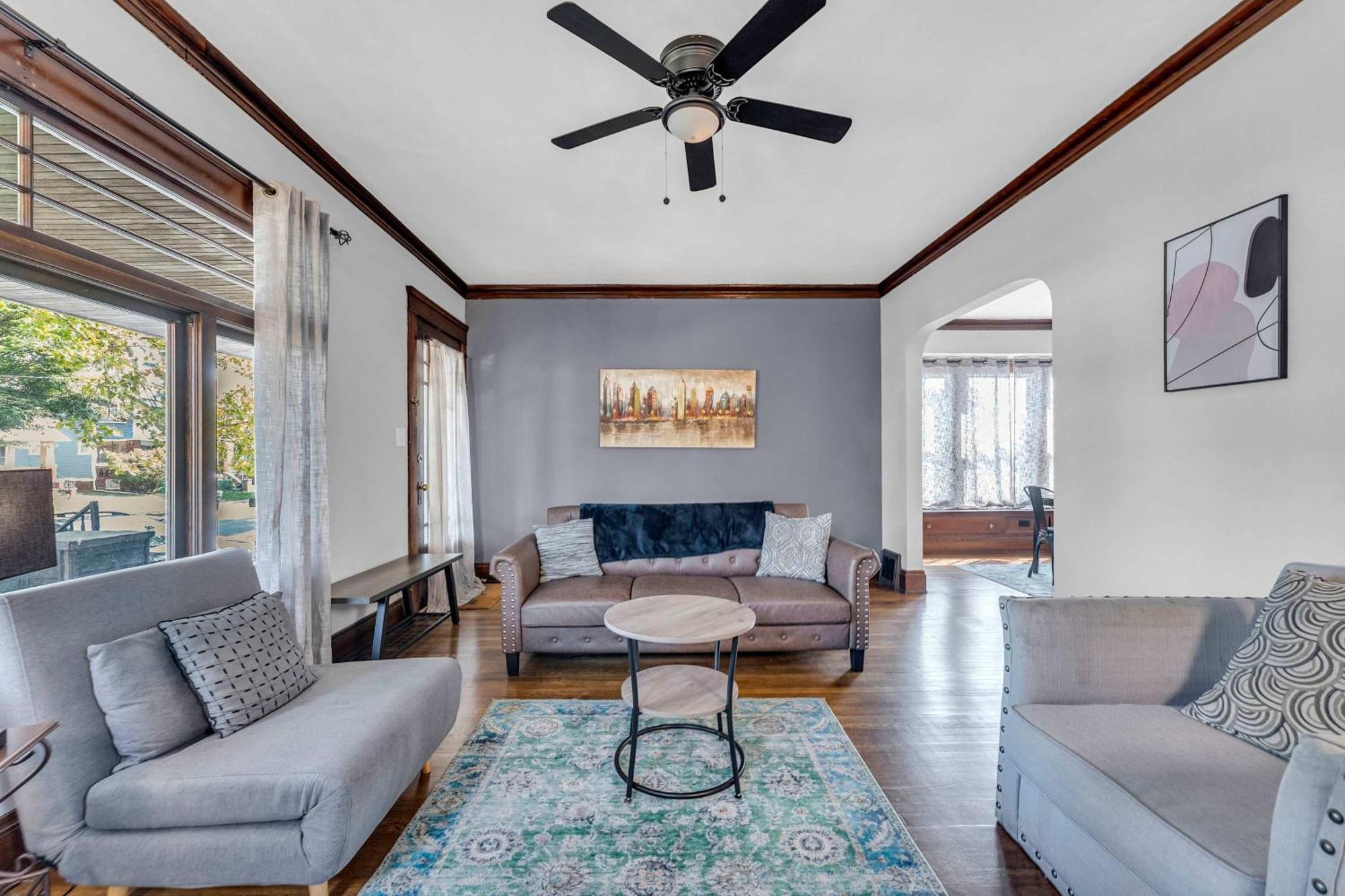 Beautifully Remodeled Duplex Apt In West Blvd Cleveland Exterior photo